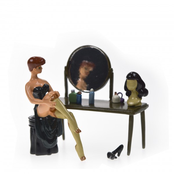 Figurine - Pin-Up at her dressing table